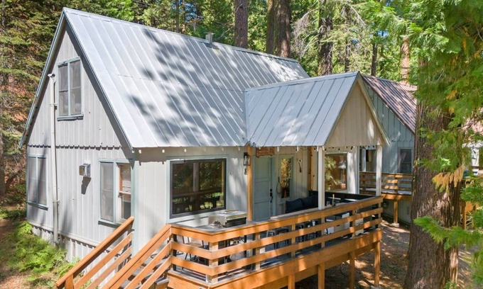 Strawberry House | Strawberry Cabin w/River View 10 min to Pinecrest