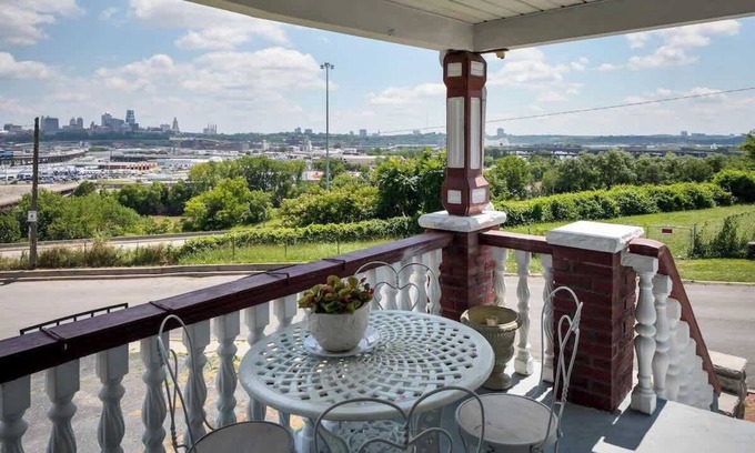 Kansas City House | Strawberry Hill Bungalow w/Incredible DT Views