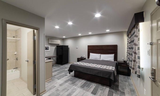 Park Forest - LA North House | Studio, 1 King Bed, Kitchenette - Non-Smoking