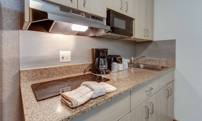 Biggs Field Hotel | Studio 6 El Paso, TX - East