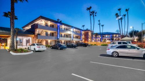 Civic Center Hotel | Studio 6 Suites Stockton, CA Waterfront