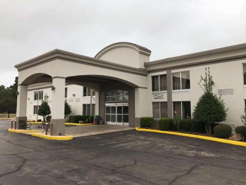 Tupelo Hotel | Studio 6 Suites Tupelo, MS