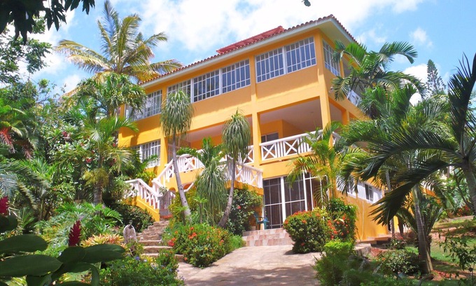 Costambar Apartment | Studio AC In A Tropical Garden, 2 minutes walk to the beach