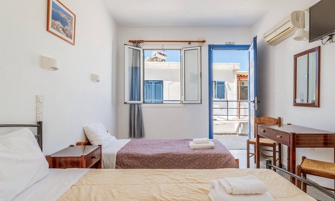 Mpatsi Apartment | Studio Apartment 'Aegeo 2' with Balcony, Wi-Fi and Air Conditioning