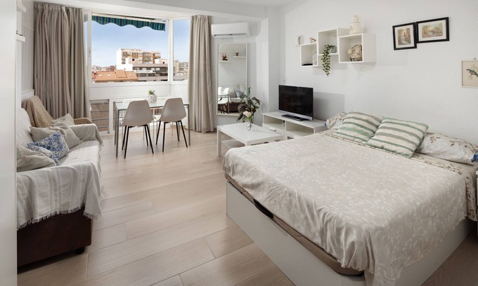 Torre del Mar Apartment | Studio Apartment 'Sol Y Breeze' with Sea View, Wi-Fi and Air Conditioning