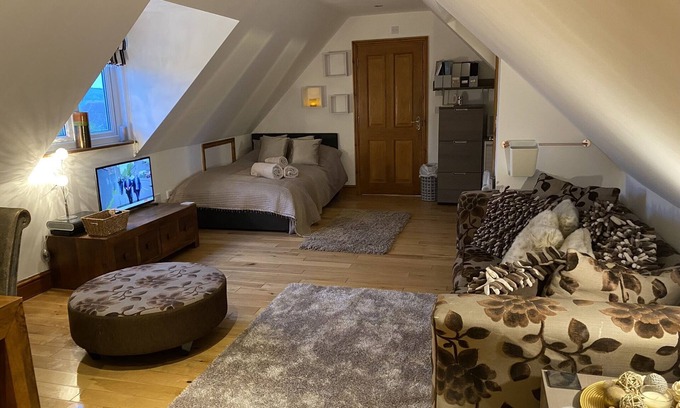 Whitstable Apartment | Studio apt, parking, close walk to beach and town.