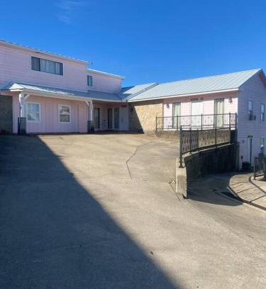 Lake Ozark House | Studio C Sleep 6- Bachelor/Bachelorette Parties!