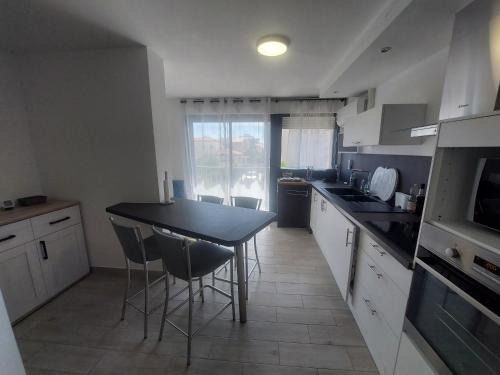 Saint-Cyprien Apartment | Studio Cabine Climatisé à 150m de la Mer - Parking Privatif - Animaux Acceptés - FR-1-776-100
