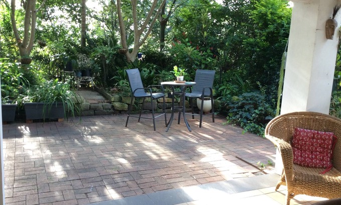 Mangerton Apartment | Studio flat in Leafy suburb close to city