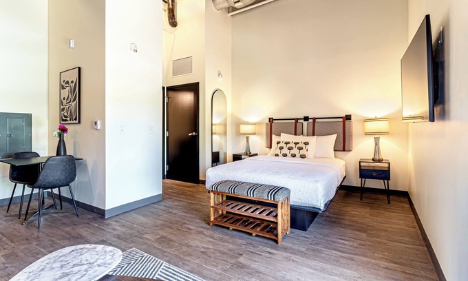 Madison Hotel | Studio Queen in the heart of downtown.