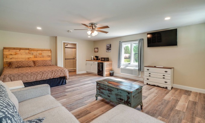 Treloar Apartment | Studio Stay w/Deck in Missouri Wine Country