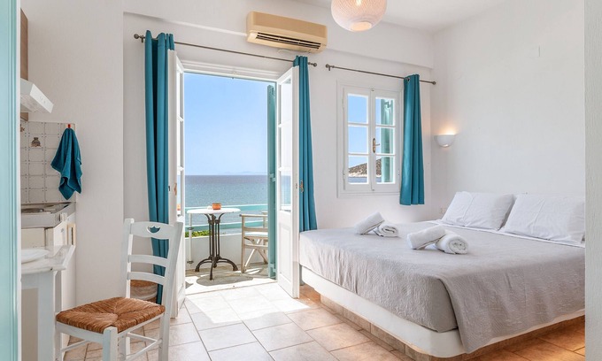 Platis Gialos Apartment | Studio 'Suite 8' with Sea View, Wi-Fi and Air Conditioning