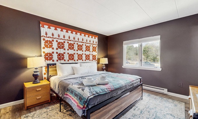 West Dover Apartment | Studio w/mountain view, shared pool, hot tub, sauna, tennis courts & shuttle