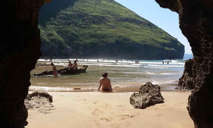 Castro Urdiales Apartment | Studio with garden & views of the sea and the mountains in Sonabia beach