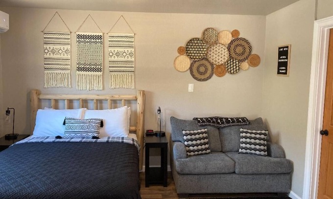 Three Rivers Apartment | Studio with Private Hot Tub, Shared Pool, and Walk To Town