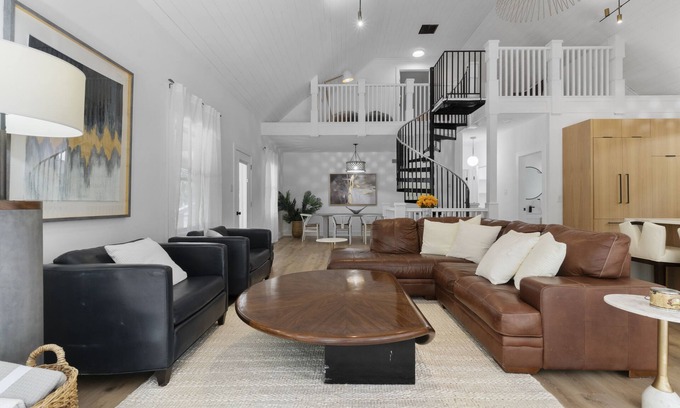 Sparks Glencoe Villa | Stunning 14 Acre Modern Villa with Sunroom