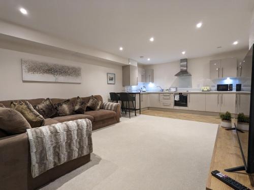 Stevenage Apartment | Stunning 2-Bed Apartment in Stevenage, Sleeps 5 with free Private Parking