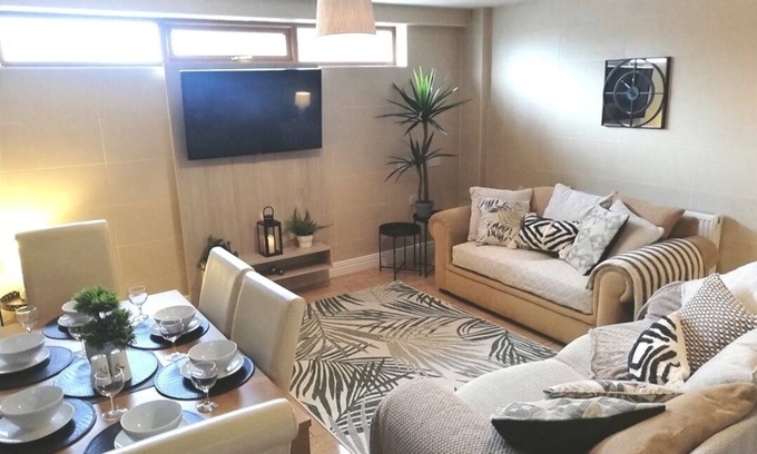 Huyton Apartment | Stunning 3 Bed, 2 Bath Apartment, Sleeps 8 in Liverpool