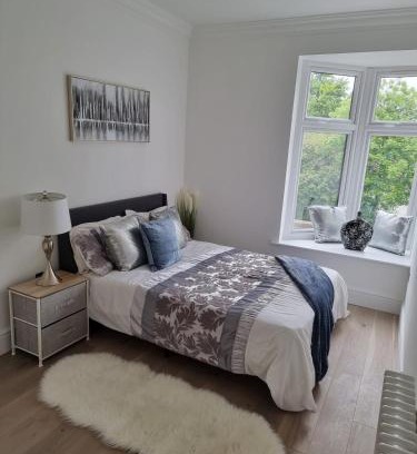 Addison Apartment | Stunning 3-bedroom, 2-bathroom, Garden & Hot Tub, West Kensington