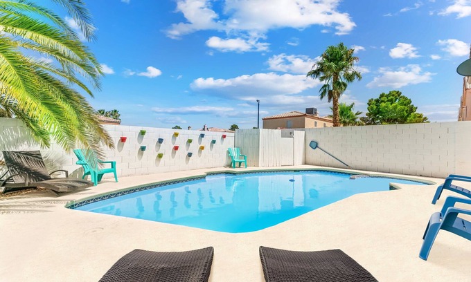 Las Vegas House | STUNNING 5 BDR, POOL W/HEATER, BBQ, WIFI & MORE