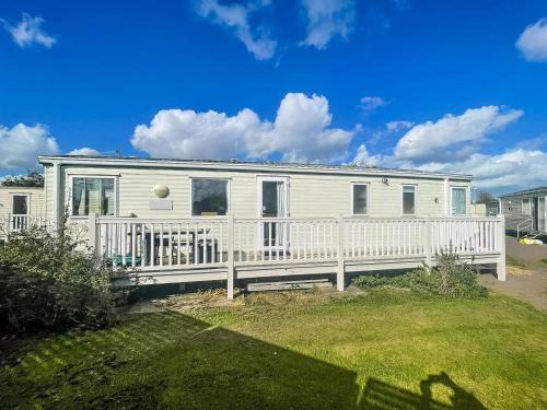 Scratby Other | Stunning 6 Berth Caravan For Hire In Norfolk, Close To The Beach, Ref 19129S