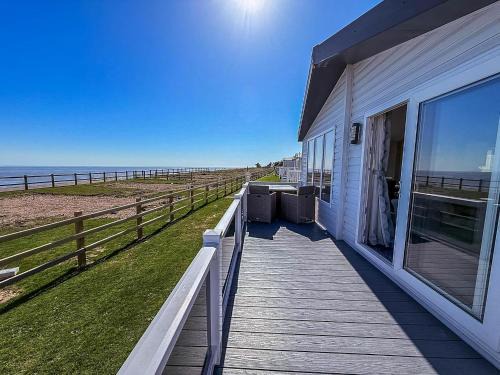 Pakefield Cabin | Stunning 6 Berth Lodge With Full Sea Views In Suffolk Ref 68007Cr