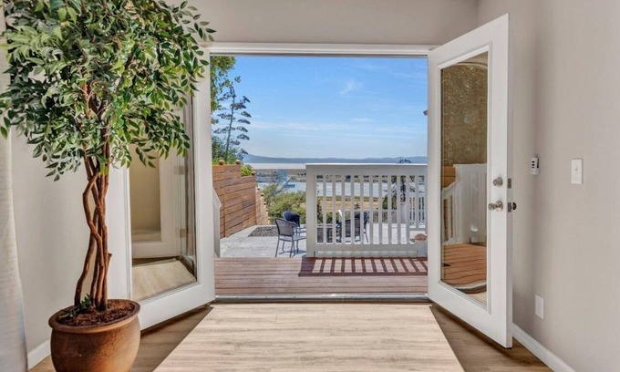 Vallejo House | Stunning Bay Views in Newly Renovated Home