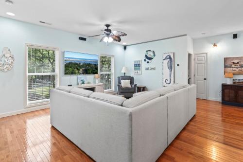 Garden City House | Stunning Beach Cottage! Hot Tub and Pet Friendly! Sleeps 6!