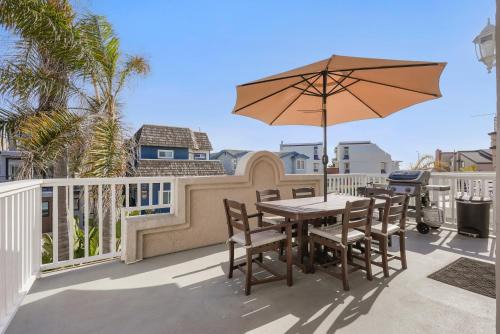 South Mission Beach House | Stunning Beach Home with Fireplace, Fast WiFi, Grill & Outdoor Seating!