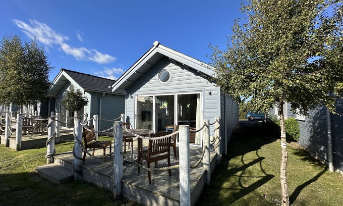 Filey Apartment | Stunning Beach House - Sleeping 4 in 2 Bedrooms - Pool and Beach Access Included.