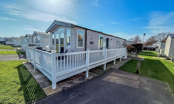 Hopton on Sea House | Stunning caravan with decking at Haven Hopton-on-Sea ref 80007L