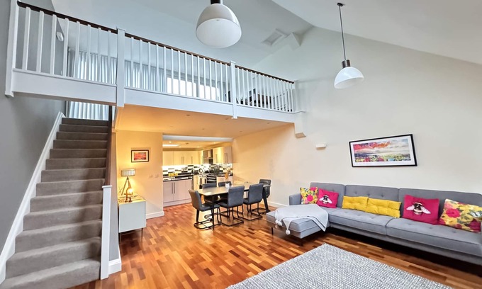 Stamford House | Stunning, Chic 3-4 Bed House! 4 Storeys