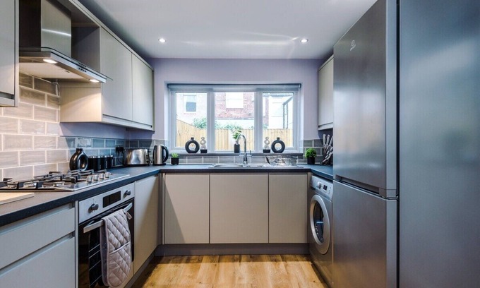 Bootle House | Stunning Designer House +Parking