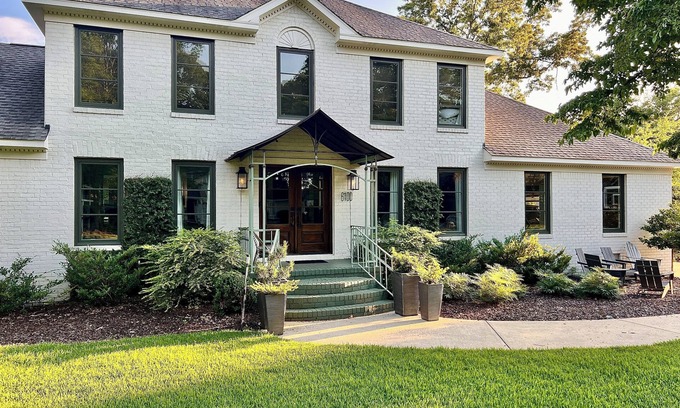 Columbia House | Stunning Downtown Retreat