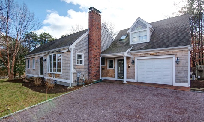 East Falmouth House | Stunning Falmouth Cape House close to Beaches, Golf, Restaurants and Shops.