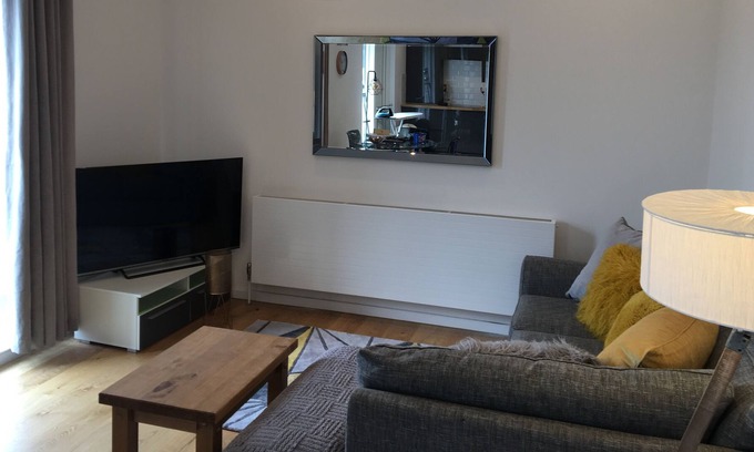 St Albans Apartment | Stunning high ceiling open planned luxury 2 Bedroom Apartment Sleeps 5