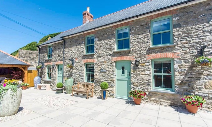 Tan-y-groes House | Stunning holiday cottage situated on the edge of the sea