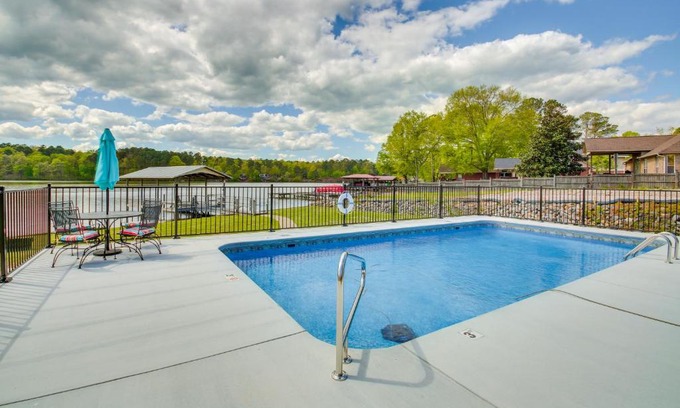 Mid America House | Stunning Lake Hamilton Getaway with Hot Tub!