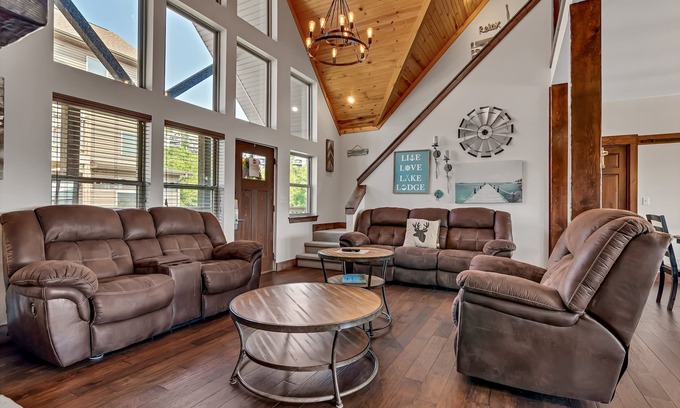 Indian Point Cottage | Stunning Lakefront Lodge on Indian Point! 7 BR, 6BA! Boat Silp Included