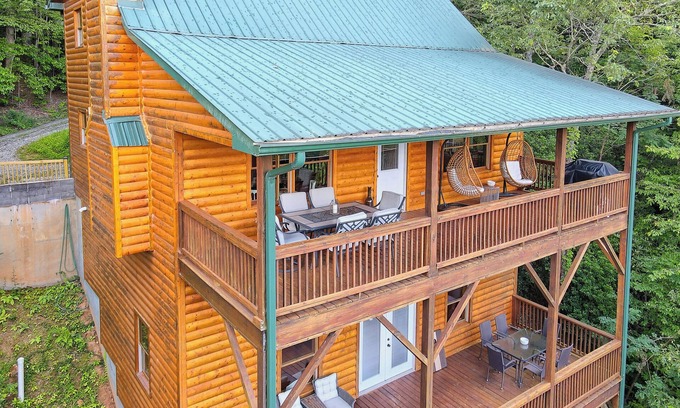Screamer Mountain Cabin | Stunning Log Cabin w/Mtn. Views min. from Downtown Clayton, GA! Dog Friendly