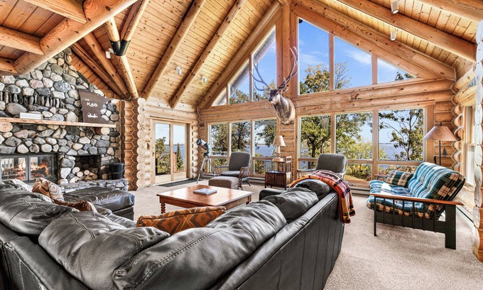 Ray Cabin | Stunning log home on beautiful lake Kabetogama