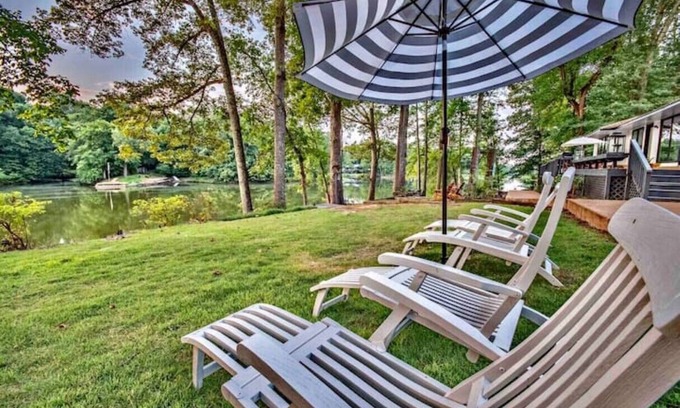 Raleigh House | 》Stunning Memphis Lake Front Home《