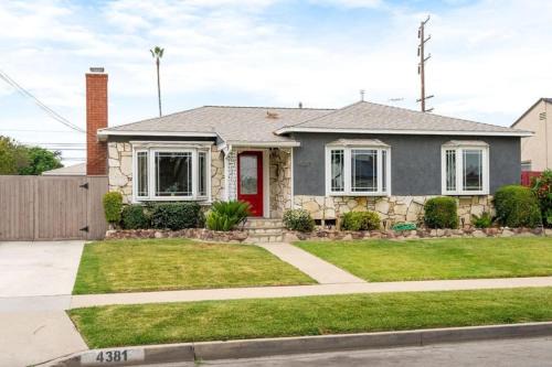 Bixby Knolls House | Stunning Retro Beach Oasis, Dual Living, Pool