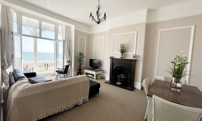Hythe Apartment | Stunning Sea Front Apartment