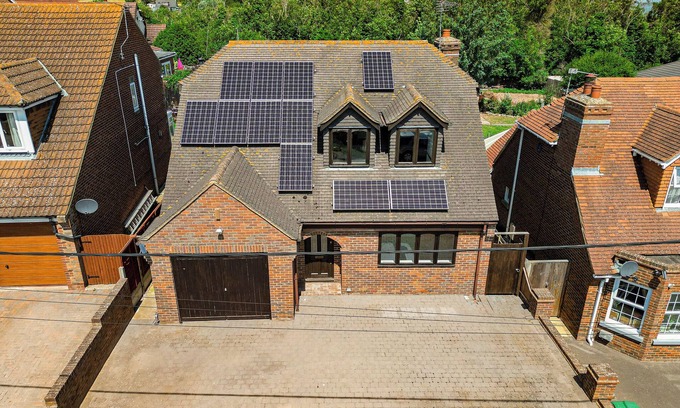 Sheerness House | Stunning Seaside House - Sea Views & Hot Tub - Few Minutes Walk to sea and Beach