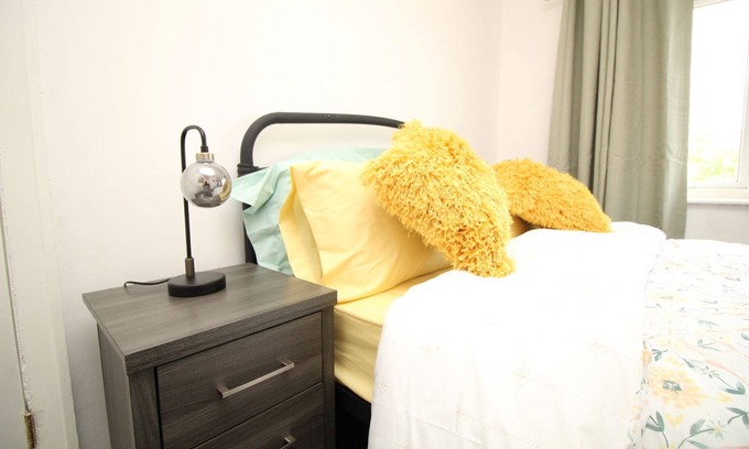 Scunthorpe House | Stunning Service Accommodation, Ideal Location Ashby Scunthorpe Sleeps upto 5