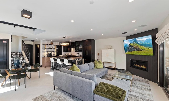 Big Bear Lake Cabin | Stunning SKI IN SKI OUT Modern Mountain Townhouse - Community Amenities: Pickleball, Tennis, Basketball & Spa HOT TUB! Beautifully Updated 3 Bedroom 3.5 Bathroom w/Outdoor Patio & Firepit! Gated Community! 50 Yards From Bear Mountain with Slop Acces