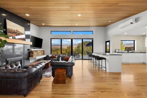 Central Rim Villa | Stunning Views - High End 4BR Home with Hot Tub and Sauna