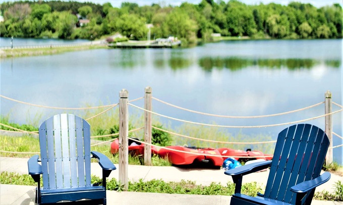 Hart Condo | Stunning Views on Hart Lake I Near Dunes+ Walk to Shops+ Kayak & Bike