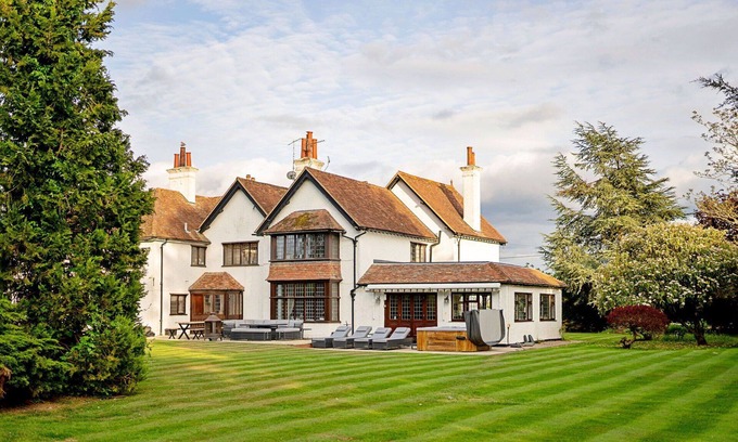 Tring House | Stunning villa for 16 people with WIFI, hot tub and pets allowed